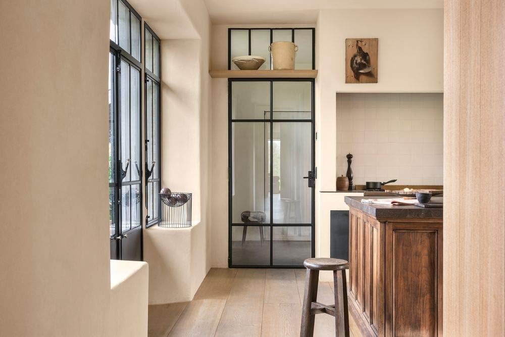 Dulux Matt Emulsion Paint For Walls And Ceilings - Magnolia 2.5 Litres